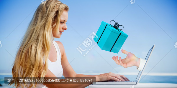 女人使用筆記本電腦的復合形象