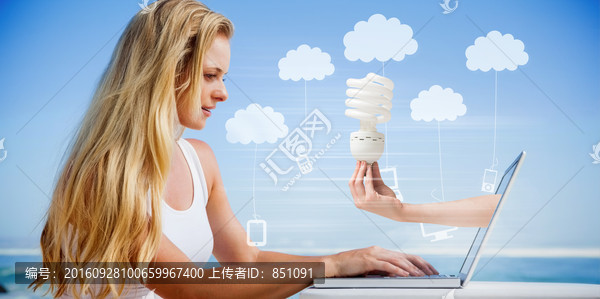 女人使用筆記本電腦的復合形象