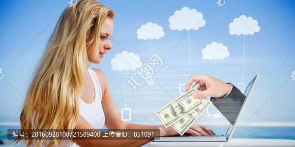 女人使用筆記本電腦的復合形象