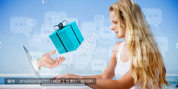 女人使用筆記本電腦的復(fù)合形象