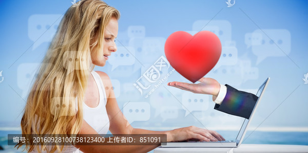 女人使用筆記本電腦的復合形象