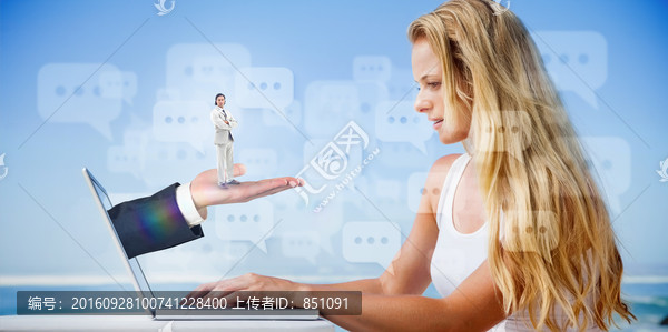 女人使用筆記本電腦的復(fù)合形象
