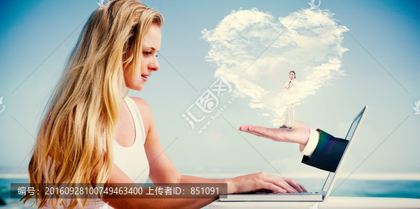 女人使用筆記本電腦的復(fù)合形象