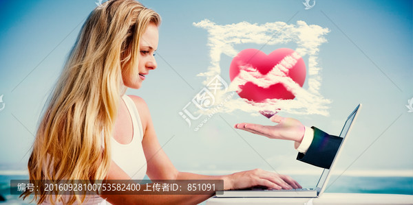 女人使用筆記本電腦的復合形象