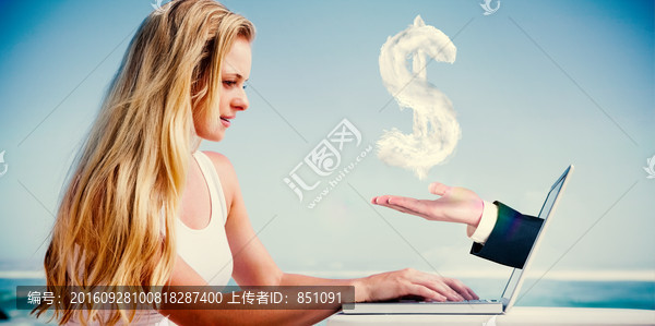 女人使用筆記本電腦的復(fù)合形象