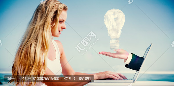 女人使用筆記本電腦的復(fù)合形象