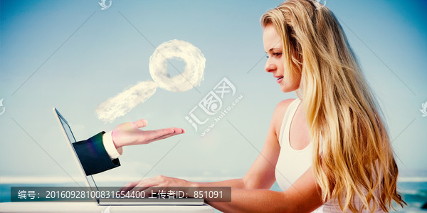 女商人使用筆記本電腦的復合形象