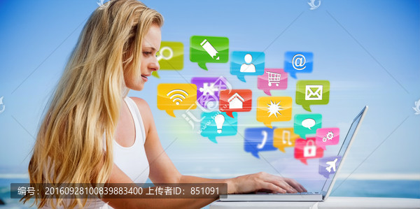 女人使用筆記本電腦的復(fù)合形象