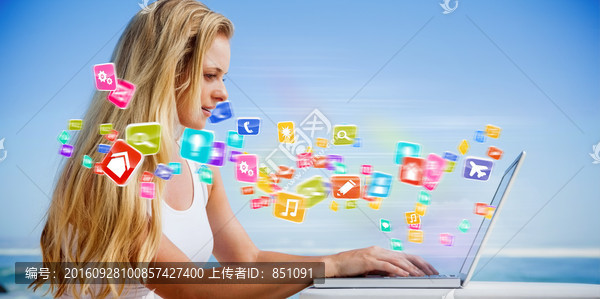 女人使用筆記本電腦的復(fù)合形象