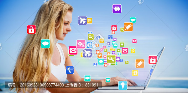 女人使用筆記本電腦的復(fù)合形象