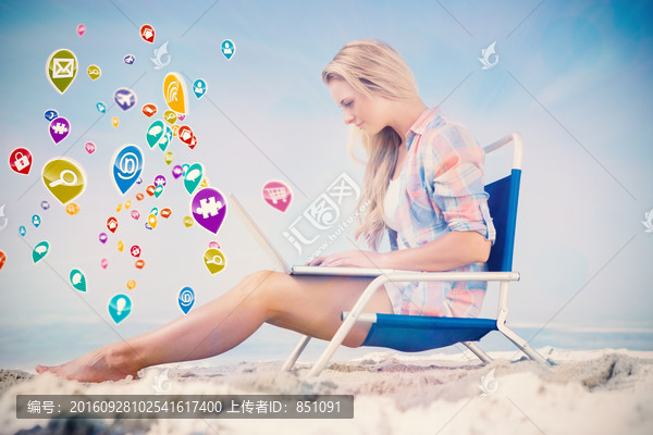 女人坐著使用電腦的復(fù)合形象
