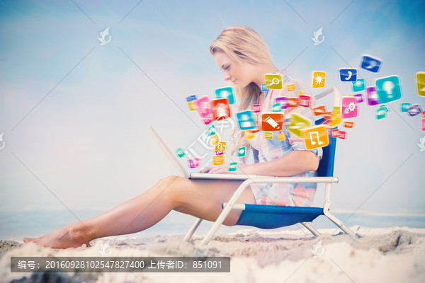 女人坐著使用電腦的復(fù)合形象