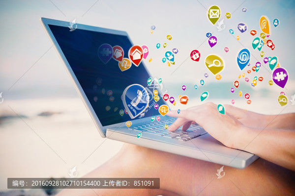 女人使用筆記本電腦的復(fù)合形象