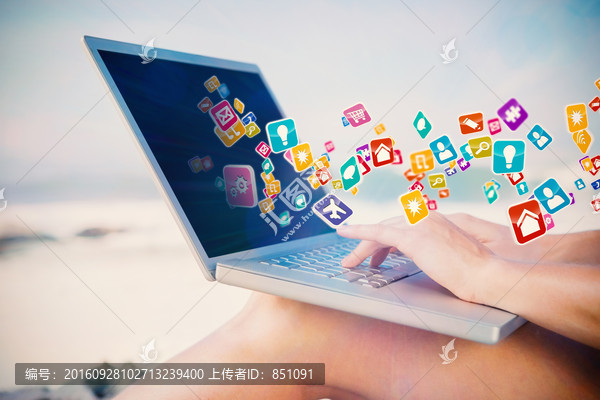 女人使用筆記本電腦的復(fù)合形象
