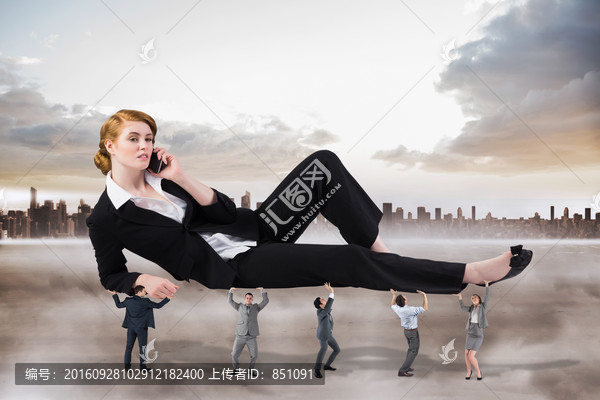商務(wù)團(tuán)隊(duì)抬著老板的復(fù)合形象