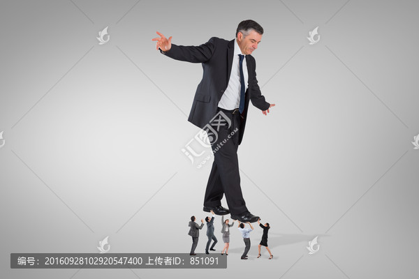 商務(wù)團(tuán)隊(duì)抬著老板的復(fù)合形象