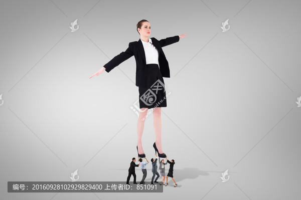 商務(wù)團隊抬著老板的復(fù)合形象