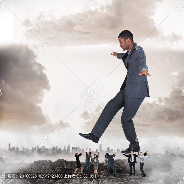 商務(wù)團(tuán)隊(duì)抬著老板的復(fù)合形象