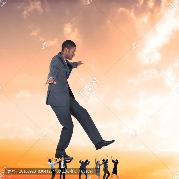 商務(wù)團隊抬著老板的復(fù)合形象