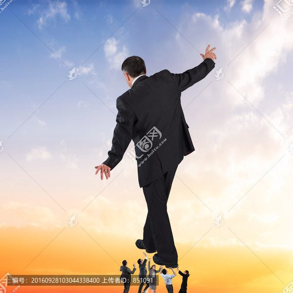 商務(wù)團(tuán)隊(duì)抬著老板的復(fù)合形象