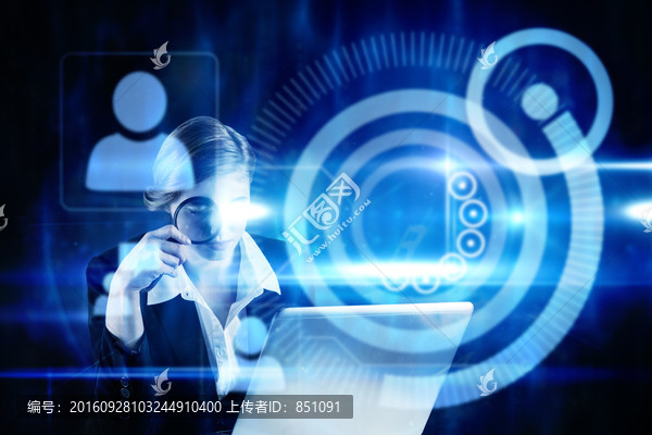 商人拿著放大鏡看電腦的復合形象