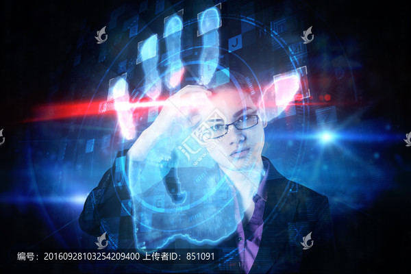 女人戴著眼鏡思考的復合形象