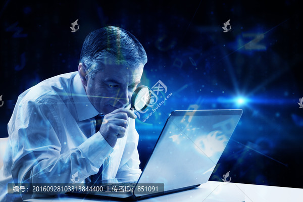 女人拿放大鏡看電腦的復(fù)合形象