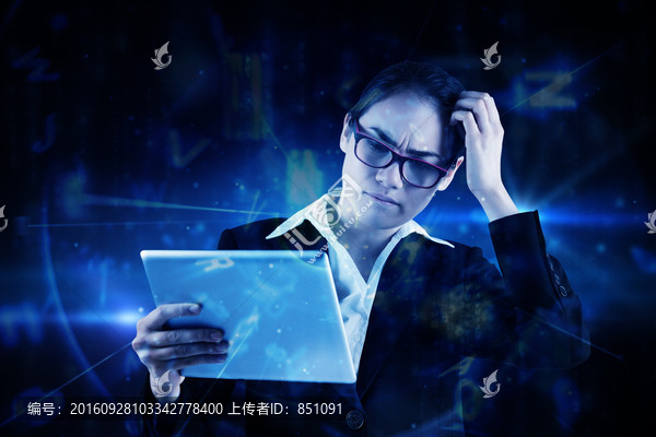 女商人拿著平板思考的復(fù)合形象