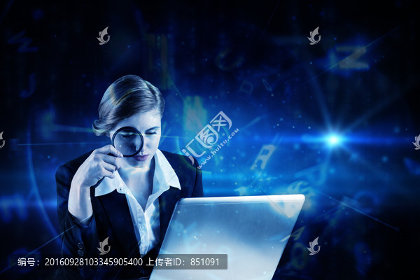 商人拿放大鏡看電腦的復(fù)合形象