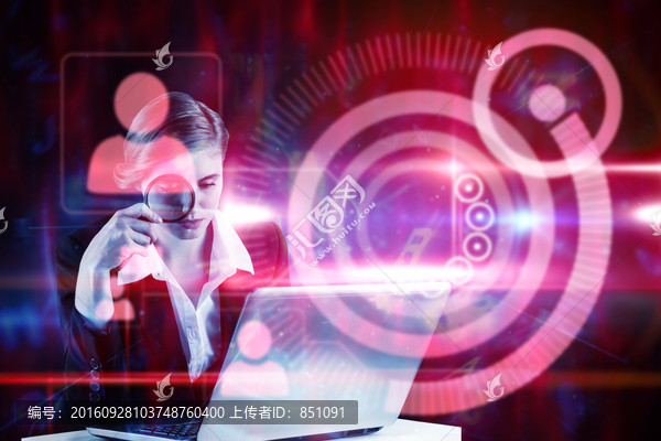 商人拿放大鏡看電腦的復(fù)合形象