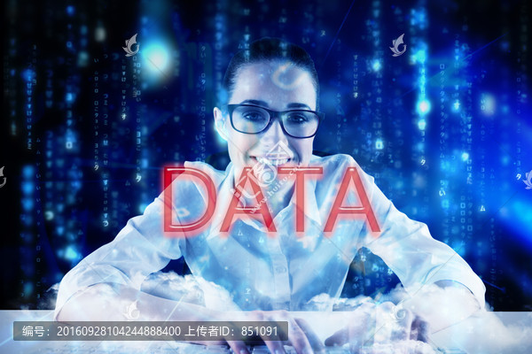 女商人微笑著看著鏡頭的復(fù)合形象