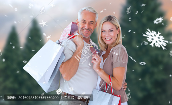 夫妇拎着购物袋微笑的复合形象