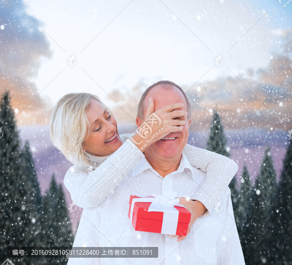 女人送禮物給男人的復(fù)合形象