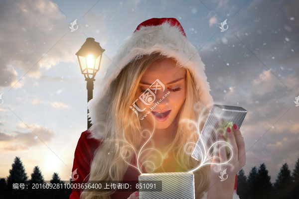 女人驚訝的打開禮物的復(fù)合形象