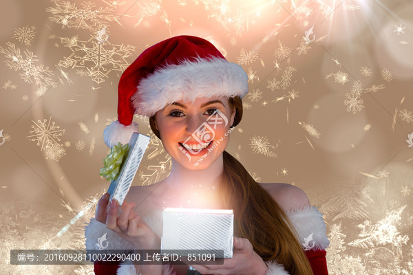 女人微笑著打開禮物的復(fù)合形象