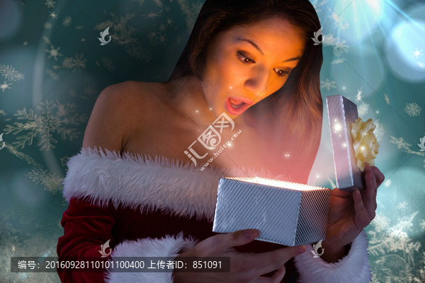 女人打開禮物驚訝的復(fù)合形象