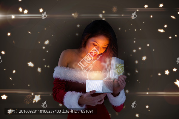 女人打開(kāi)禮物的復(fù)合形象