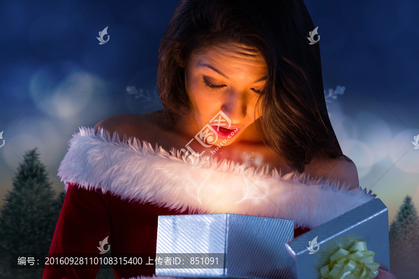 女人打開(kāi)禮物驚訝的復(fù)合形象