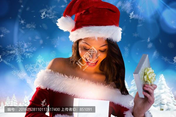 女人打開禮物驚訝的復(fù)合形象