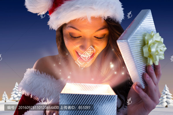 女人打開禮物驚訝的復(fù)合形象