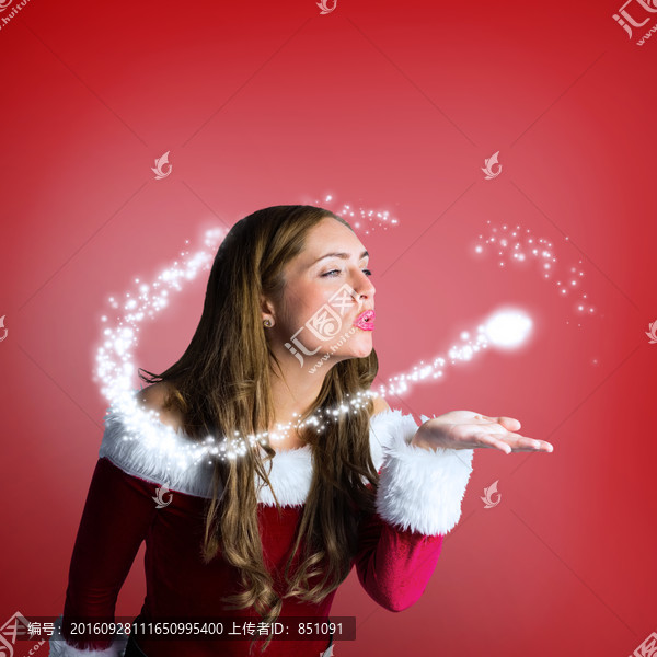 女人穿著圣誕裝吹氣的復合形象