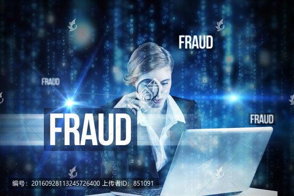 女商人看著筆記本電腦的復(fù)合形象