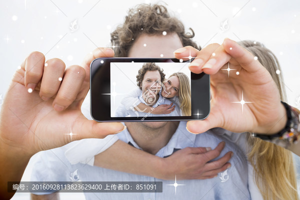 拿著手機自拍的人們