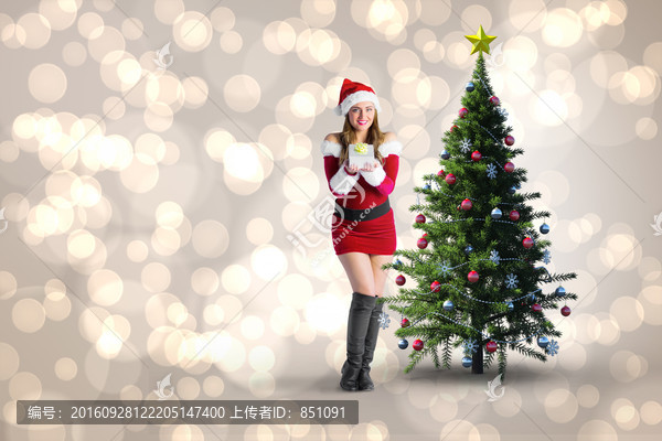 女人站在圣誕樹(shù)旁的復(fù)合形象