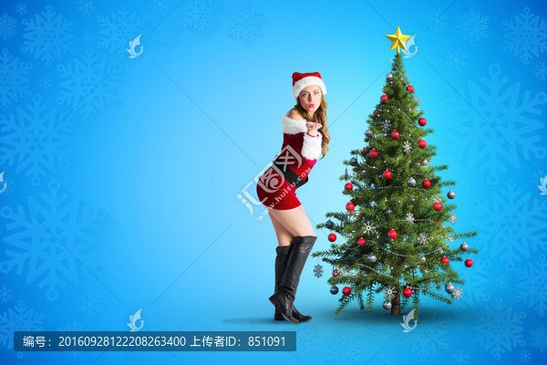 女人站在圣誕樹旁的復合形象