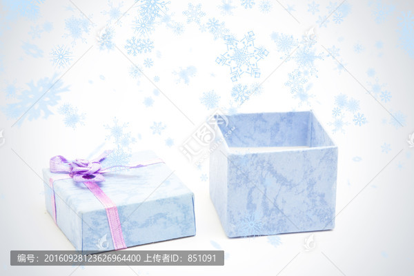 雪花中的藍(lán)色禮品盒