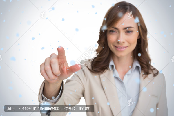 女人微笑著指著前方的復(fù)合形象