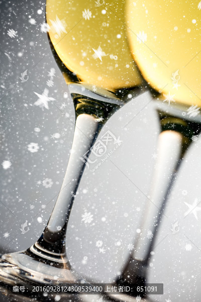 雪落在滿是白葡萄酒的酒杯上