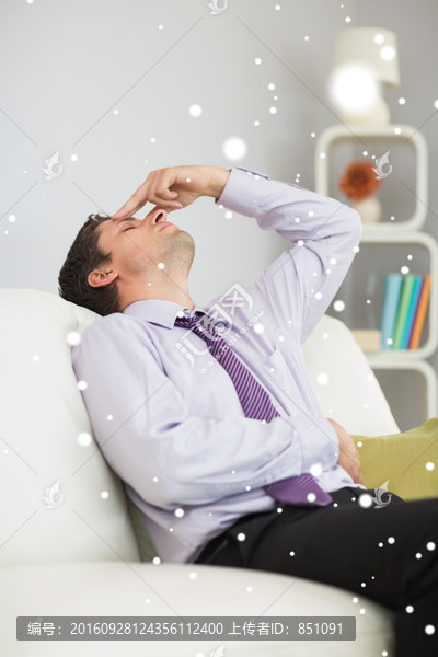 男人疲倦的躺在沙發(fā)上的復(fù)合形象