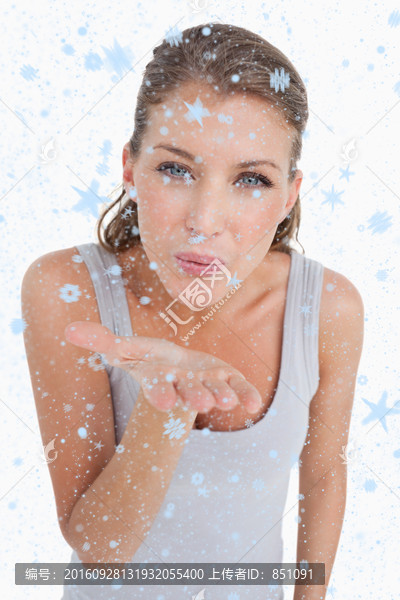 吹著雪花的女人